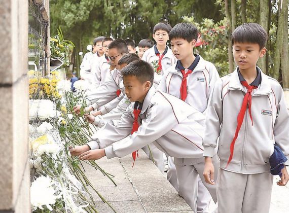 福建省各地广泛开展“追寻·2026·百园千校清明祭英烈”活动