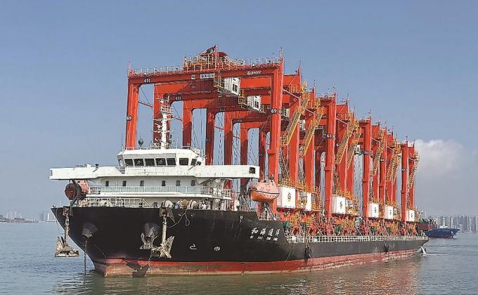 厦门海天码头新一代远控龙门吊正式启动卸船上岸作业
