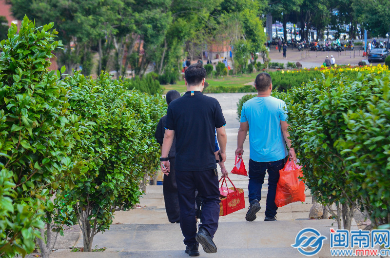 泉州：鲜花寄哀思 文明祭扫蔚然成风