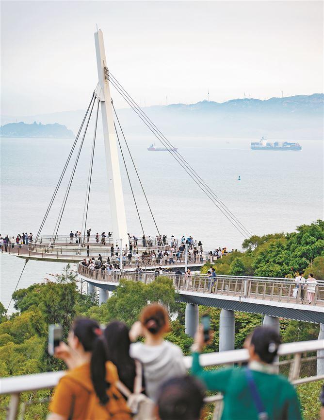 山海健康步道串聯(lián)起山、海、城美景，引游人沉醉其中?！　。ㄓ浾?林銘鴻 攝）