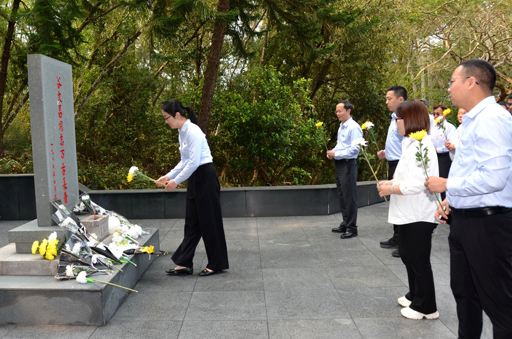 图为员工依次向谷文昌墓敬献鲜花，表达崇高敬意1.jpg