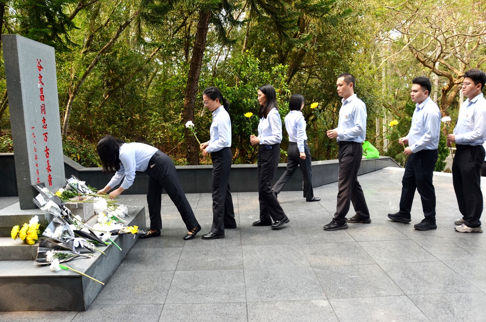 图为员工依次向谷文昌墓敬献鲜花，表达崇高敬意2.jpg