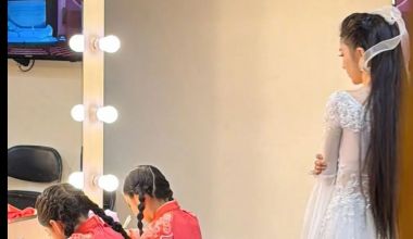 佟丽娅穿着仙女裙 在演出后台给孩子报听写