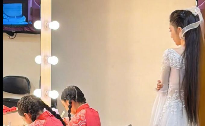 佟丽娅穿着仙女裙 在演出后台给孩子报听写