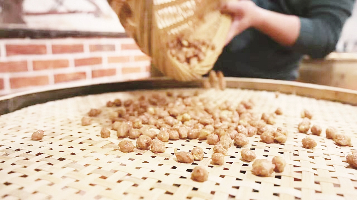 日产十吨货，香飘海内外—— “古早味”米浆花生真诱人