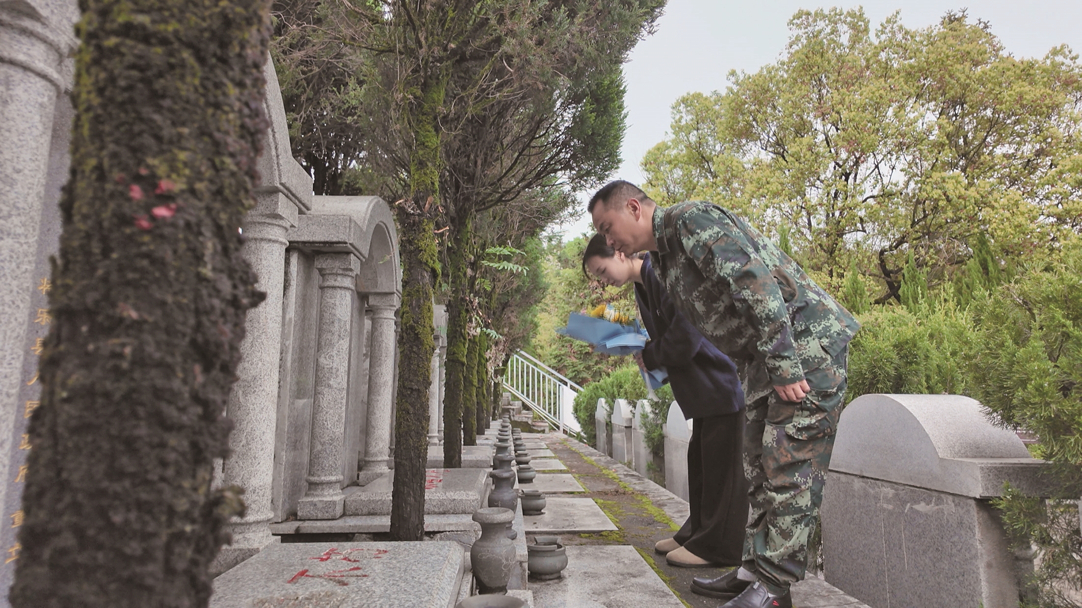 一家四代76载接力护忠魂