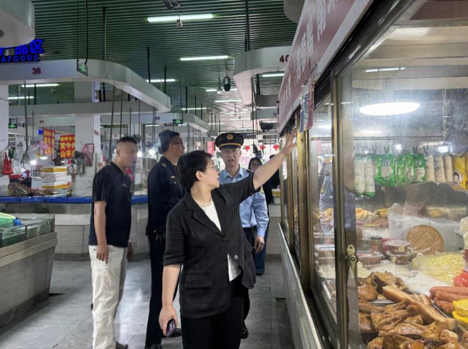 芗城区领导带队督导农贸市场及周边城市文明建设工作