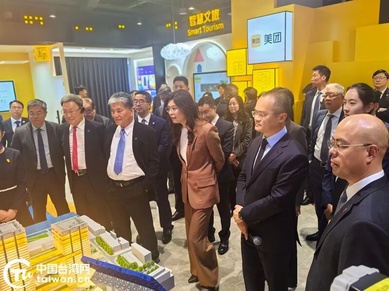 中国国民党主席郑丽文率国民党访问团在上海参访美团公司。(中国台湾网发)