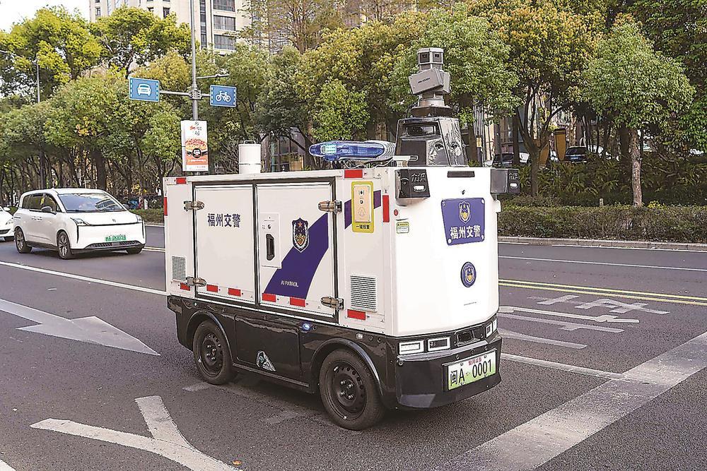 无人移动执法装备 榕城试“上路”