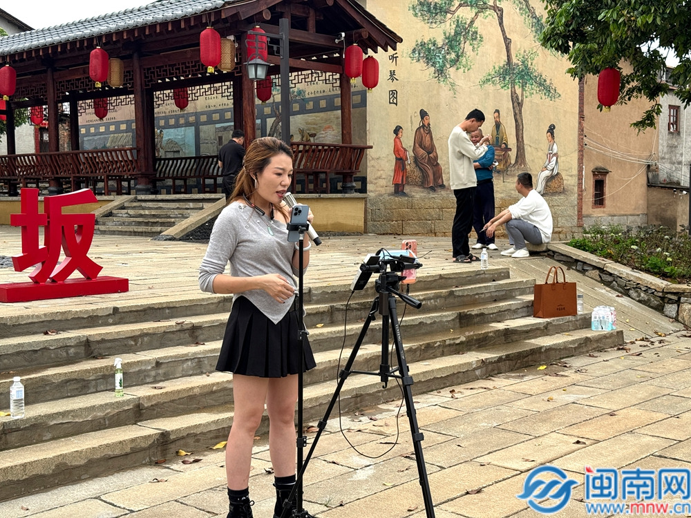 华安县丰山镇：芹坂古村添新韵！网红歌手自发直播传唱乡野好声音