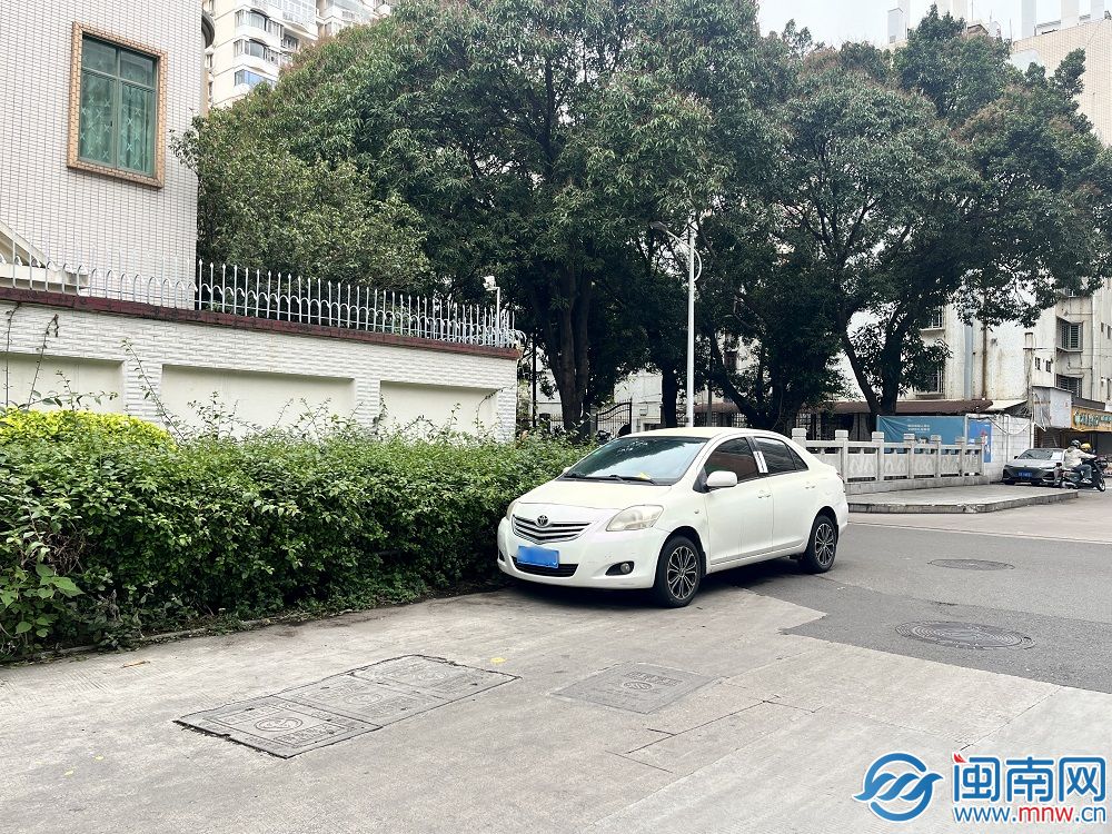 【民声直通车】市民反映→记者调查→交警行动，泉州市区这辆长期占道违停的车辆被拖走了！