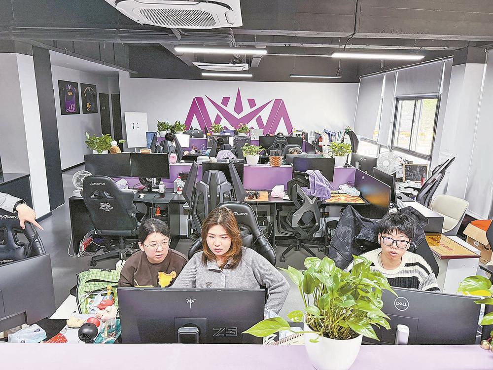 NOVA電競(jìng)俱樂(lè)部工作人員正在為選手制訂訓(xùn)練方案。  