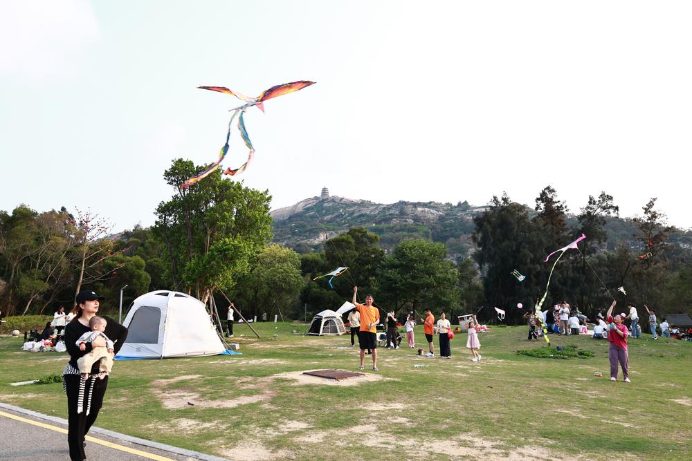 “家门口”踏青绘春景 文明出游领风尚