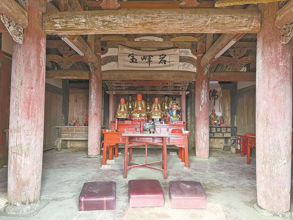 4根梭柱支撐起寶峰巖正殿的核心主架。黃瓊芬 攝