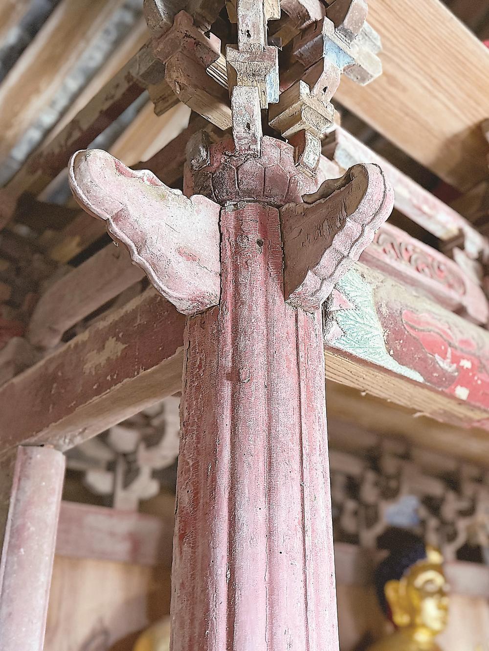 神龕瓜棱柱、碗斗及斗拱 黃瓊芬 攝