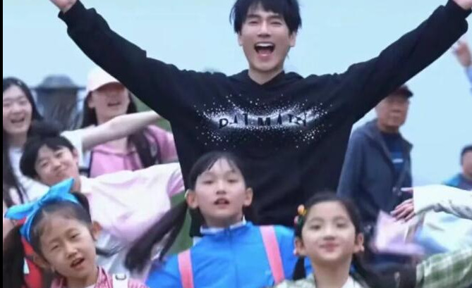 林依轮在西湖跳《爱情鸟》 背景美成水墨画