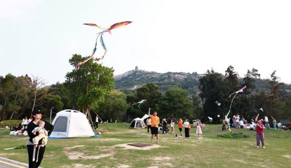“家门口”踏青绘春景 文明出游领风尚