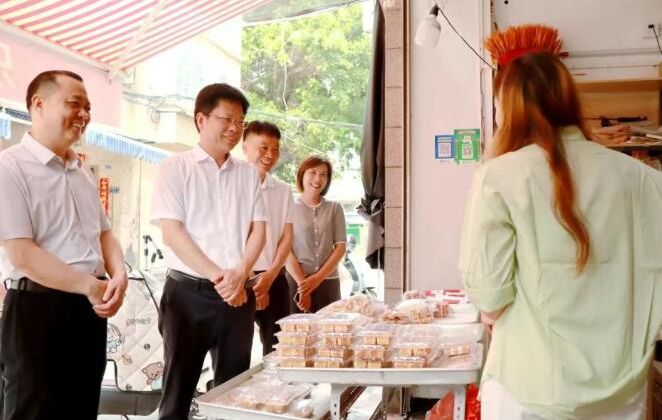 云霄县委书记调研城市文明建设工作