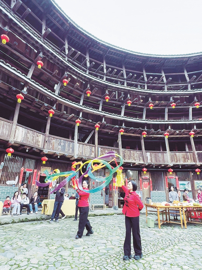 土楼赏偶戏 非遗引客来