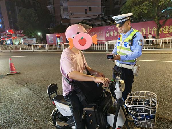 骑车别任性！三明交警夜查电动车违法行为