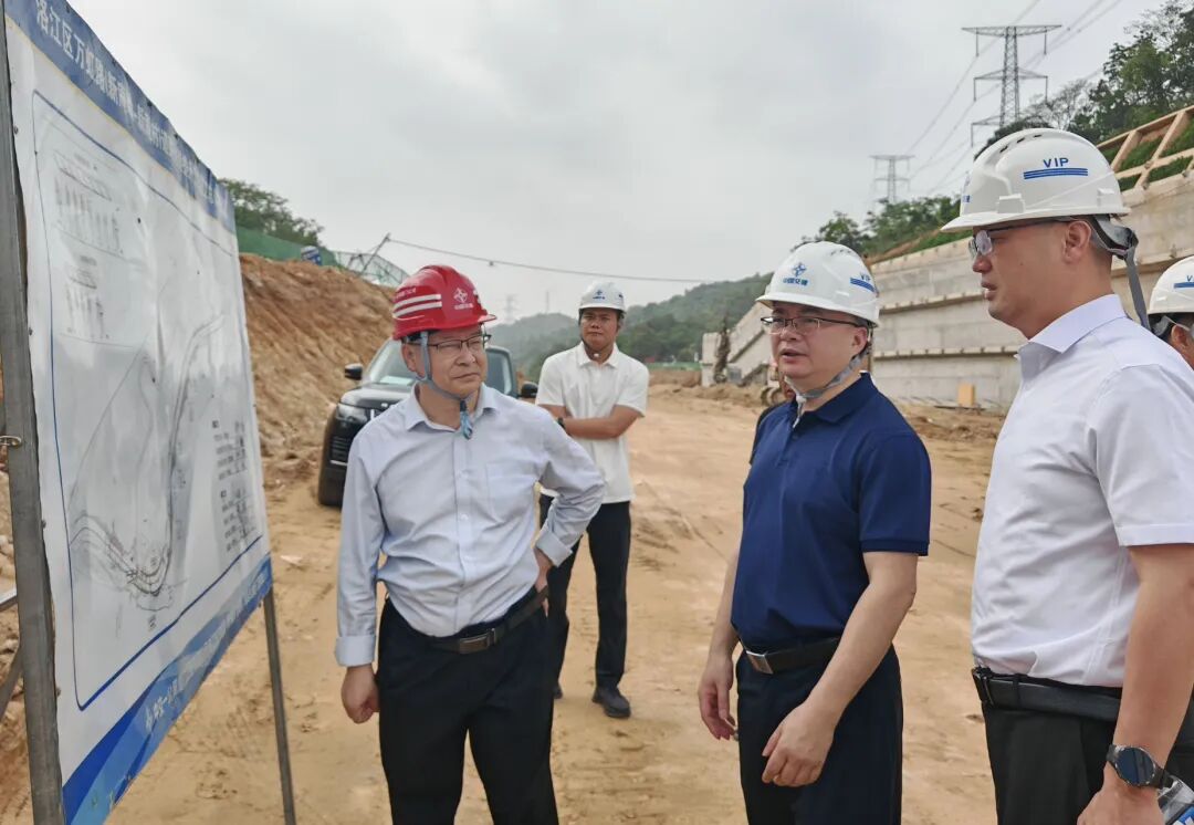 一线督进度 攻坚保节点！万虹大道改造提升项目专班现场调研项目推进工作