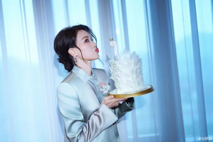 50岁舒淇深夜发文庆生 感恩一路走來收获满满