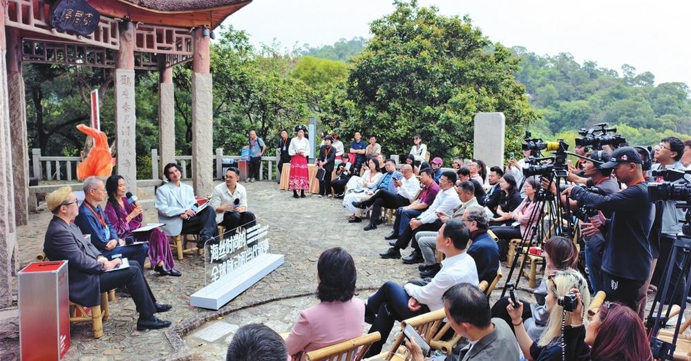 “世遗+时尚” 千年摩崖石刻间的时尚对话