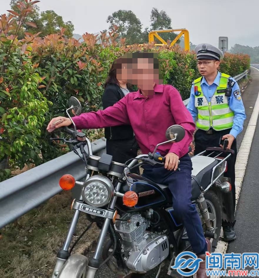 泉州高速一摩托车逆行  高速交警拦截除隐患