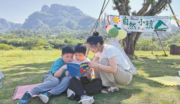 连城： 温馨共读山野间