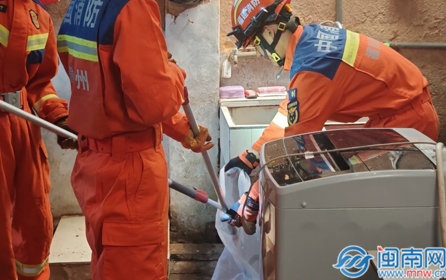 南靖：消防快速处置居民家蛇患 暖心救助守护安居