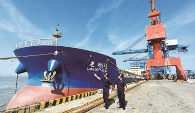 福建口岸首票“带货交付”模式出口船舶在石湖港启航