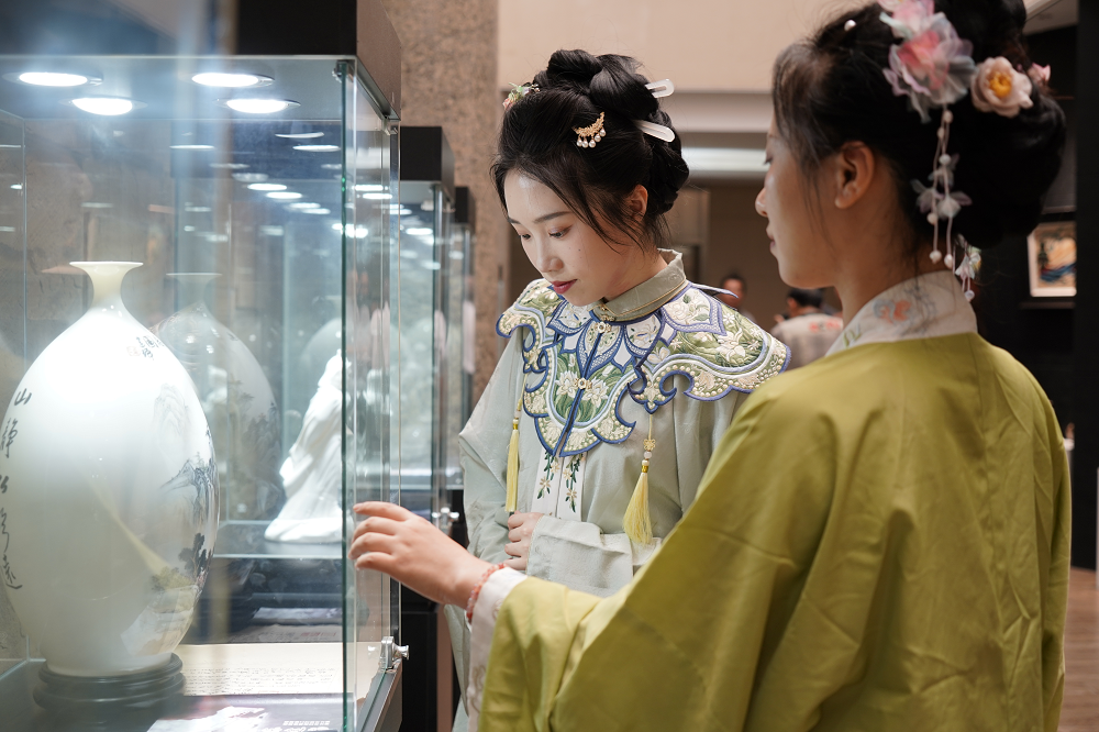 “瓷韵榕城·瓷承文脉——‘中国白·德化瓷’名家名作及文创IP展”在福州开幕