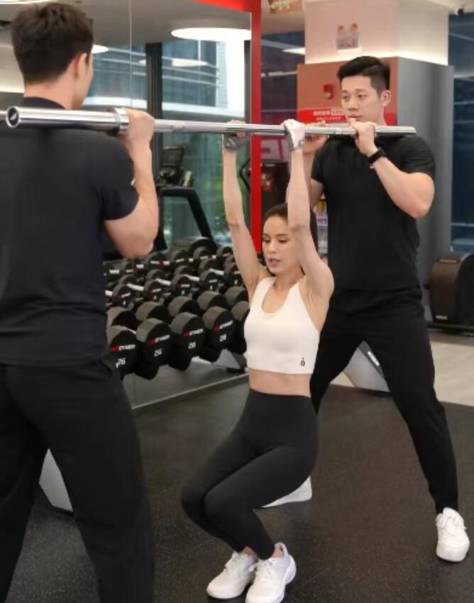 59岁李若彤晒引体向上视频 被赞核心力量超强