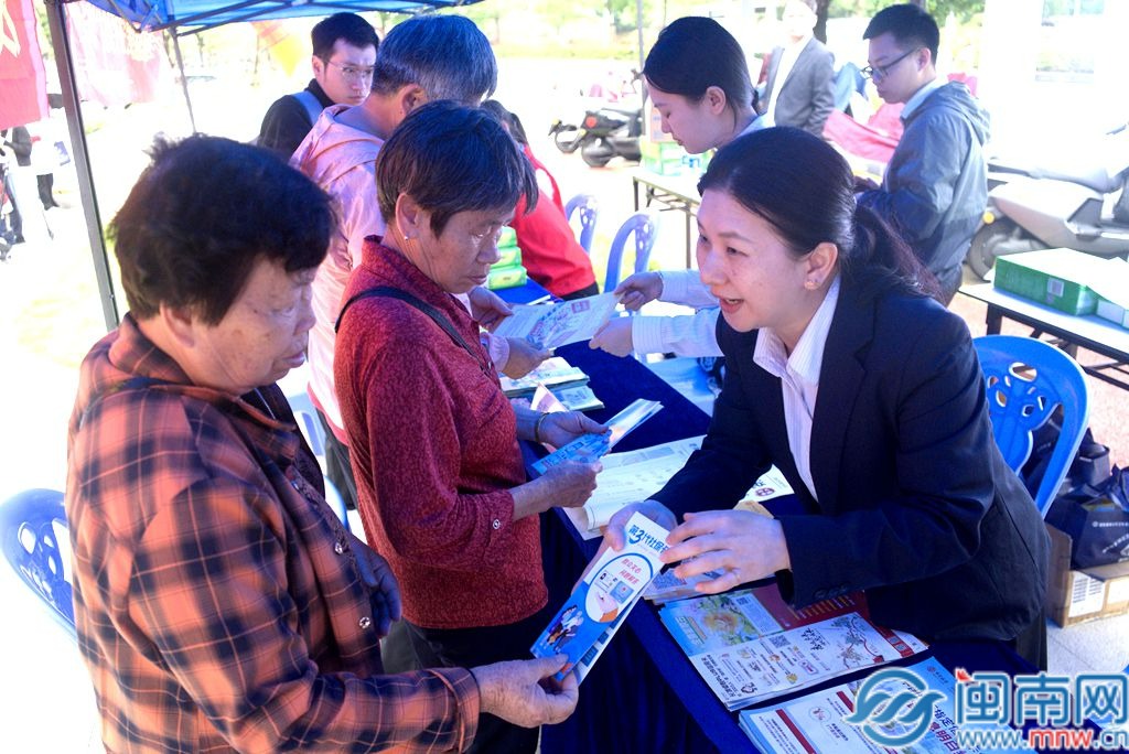 “社税银服务”进社区 “一站式”服务至家门