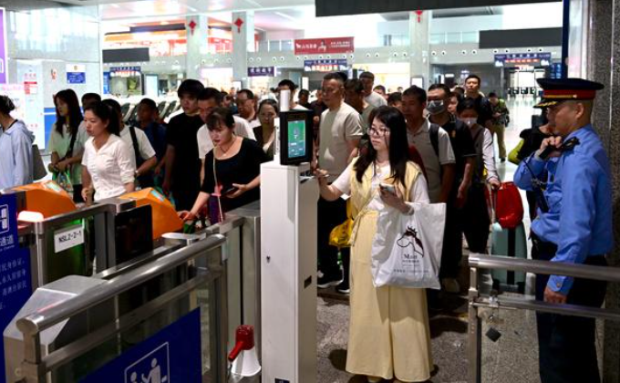 五一假期南铁加开611列旅客列车保障旅客出行