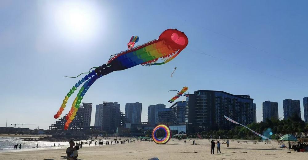 石狮市大型风筝节在永宁黄金海岸启幕  多款巨型特色风筝凌空翱翔