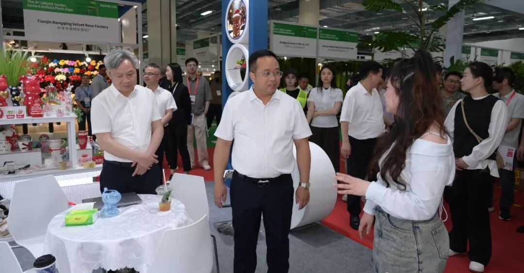 德化县委书记方俊钦到中岱广场灵感展展馆巡馆