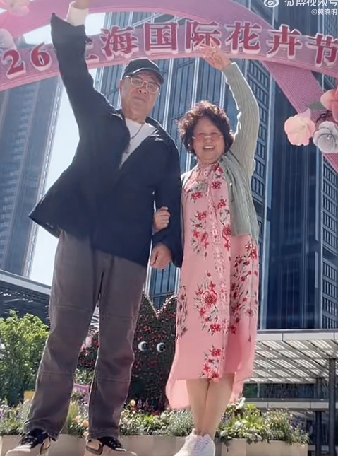 黃曉明曬與父母外出踏青動態(tài) 畫面溫馨