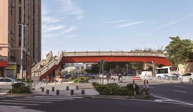 石狮镇中路“闽南红”人行天桥亮相