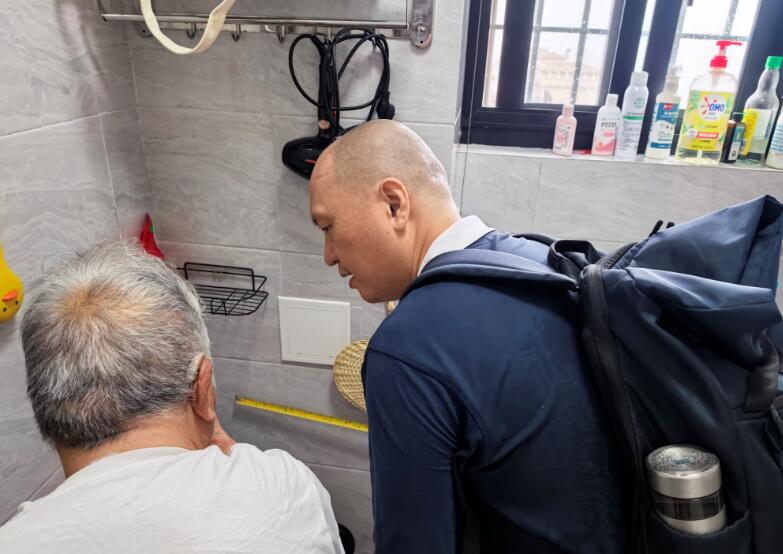 4.17慈济志工入户初勘与老人沟通安装位置