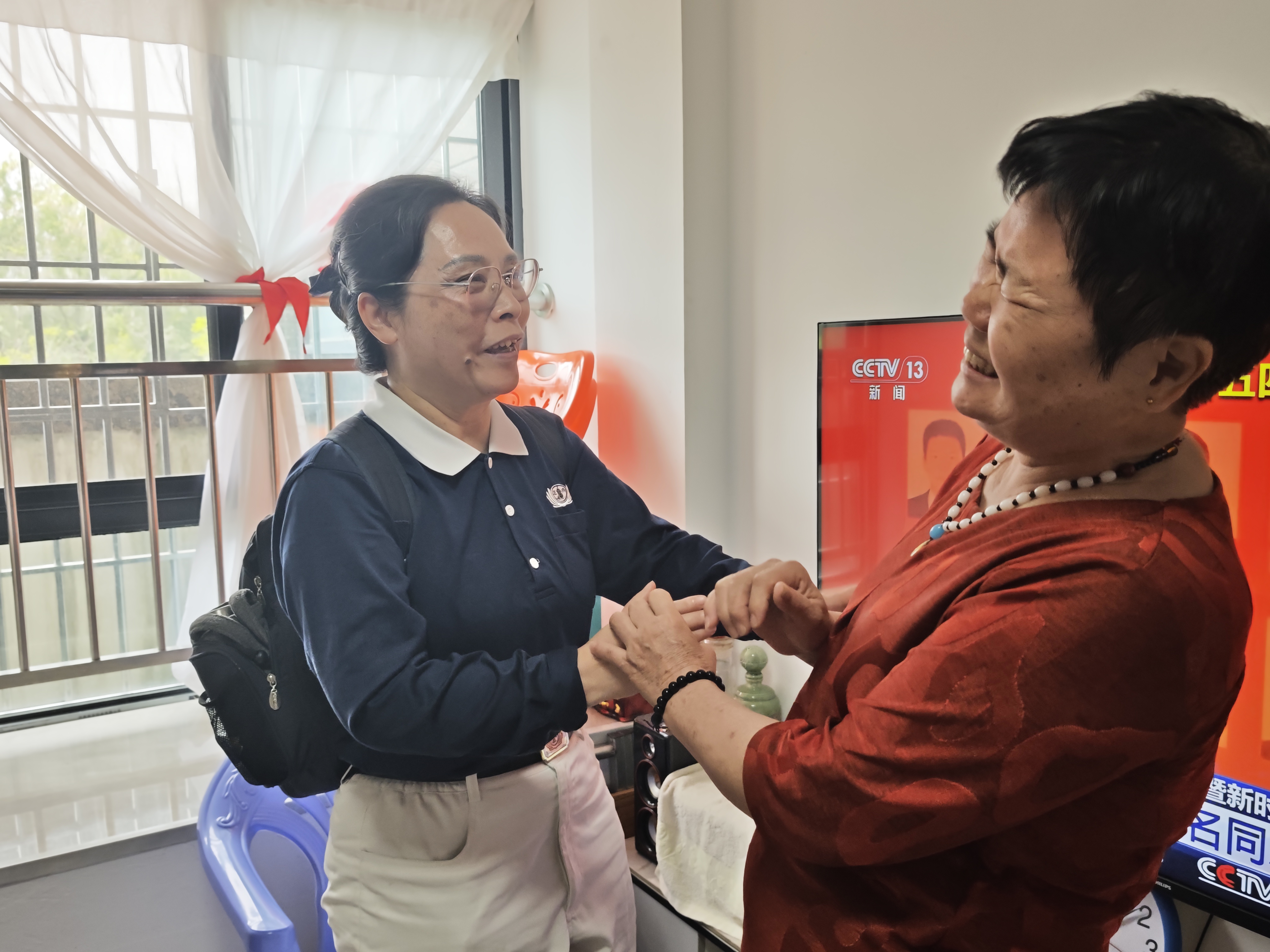 4.27安装后老人十分开心拉着志工手感谢