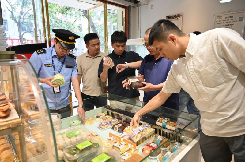 检查校门口面包店食品安全、消防安全