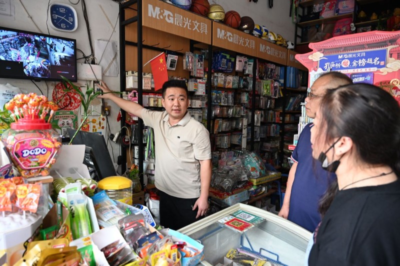 检查校门口文具店消防安全