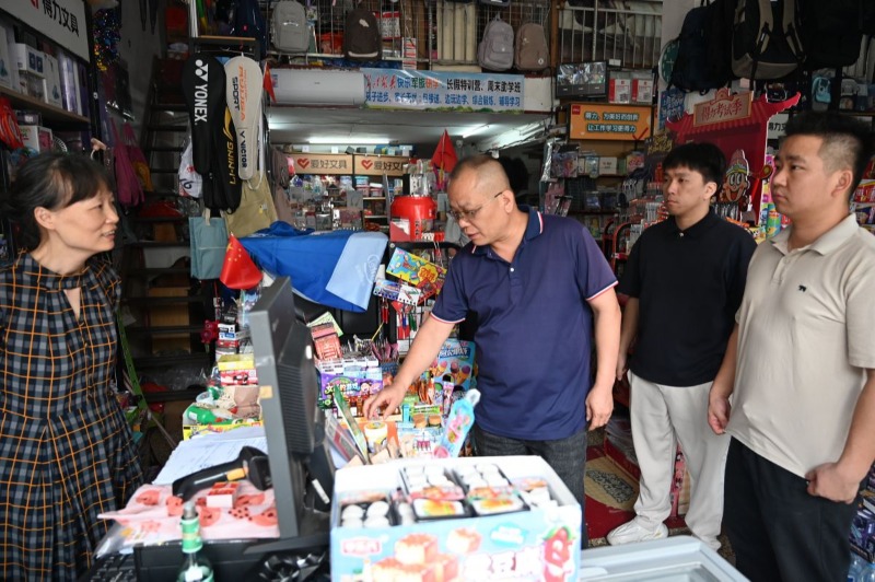 检查校门口文具店食品安全