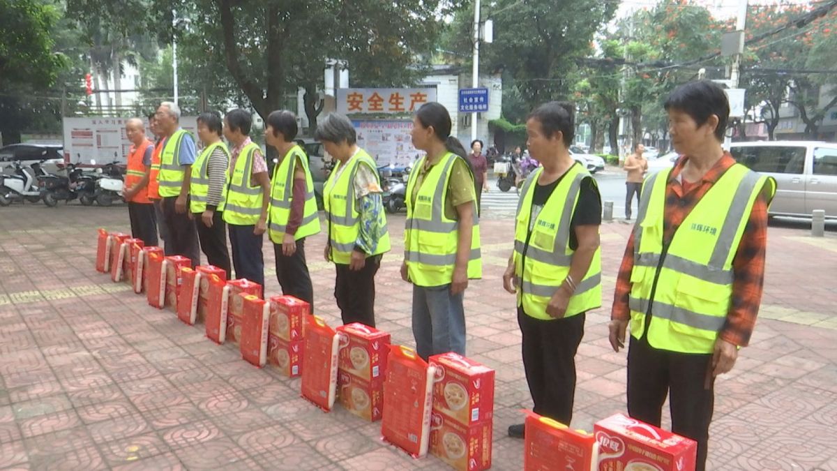 环卫工领取大米、八宝粥慰问品