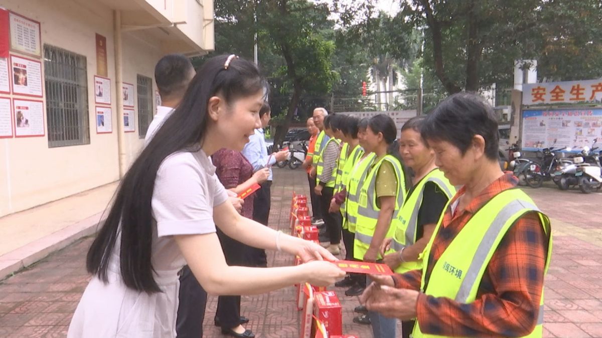 领导向环卫工发放慰问金