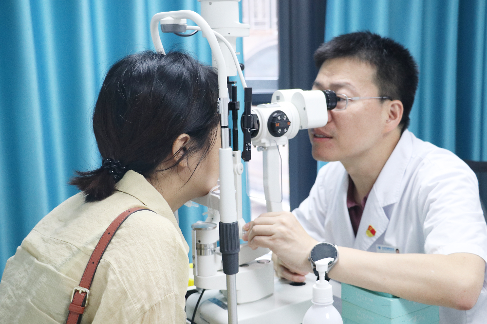 辗转求医终见曙光，董诺博士为10岁男孩解锁眼疾新疗法