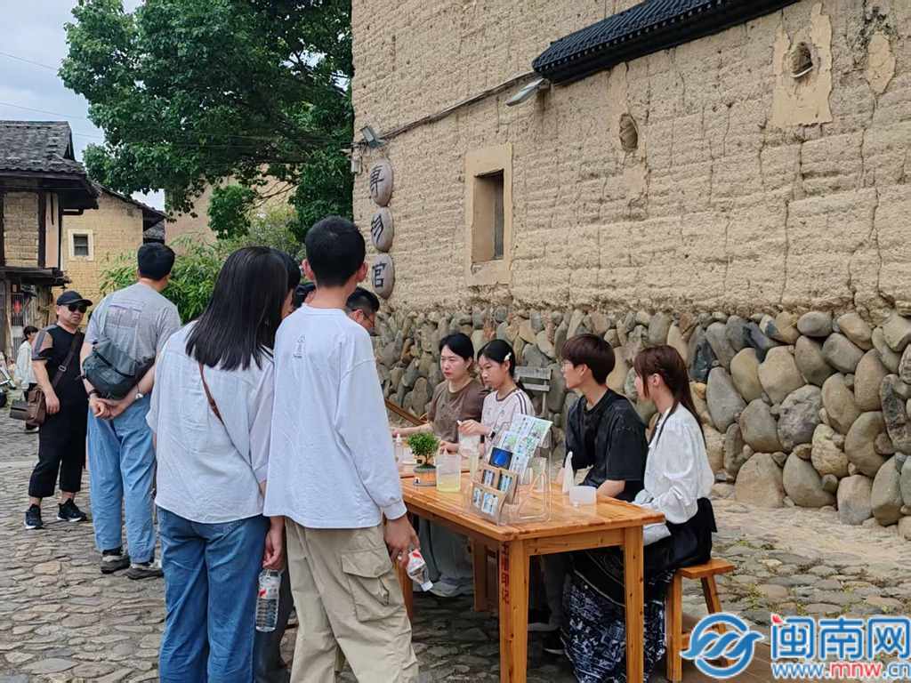 南靖：邮政绿邂逅土楼黄 手作定格世遗记忆