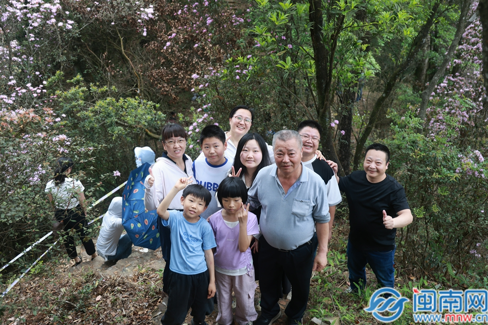 华安银和村：杜鹃花开满山红 免费卤面乐融融
