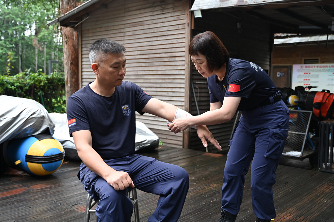 教官指导大家如何用弹力绷带进行包扎